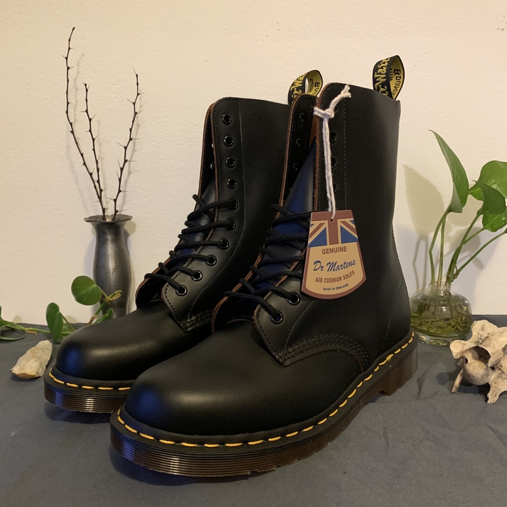 Dr. Martens Vintage Made In England 1490 Unisex Boot UK SIZE 8